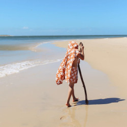 garçon sur la plage avec Serviette enfant - Poncho de bain en mousseline -  Swim Essentials - Seastar