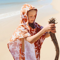 enfant qui joue avec Serviette enfant - Poncho de bain en mousseline -  Swim Essentials - Seastar
