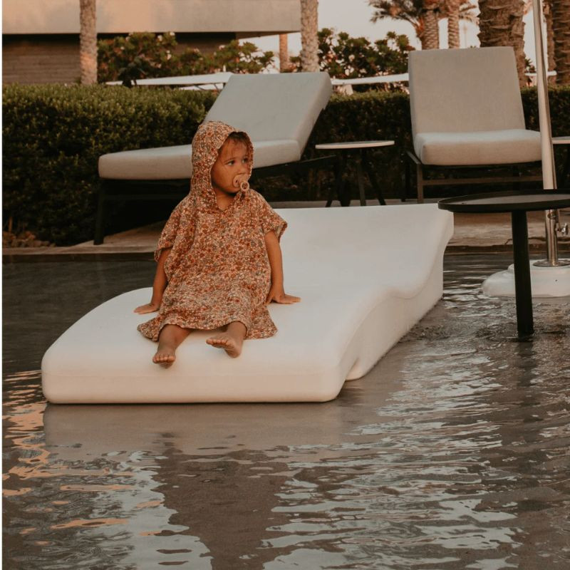 enfant avec Serviette enfant - Poncho de bain en mousseline -  Swim Essentials -  Blossom