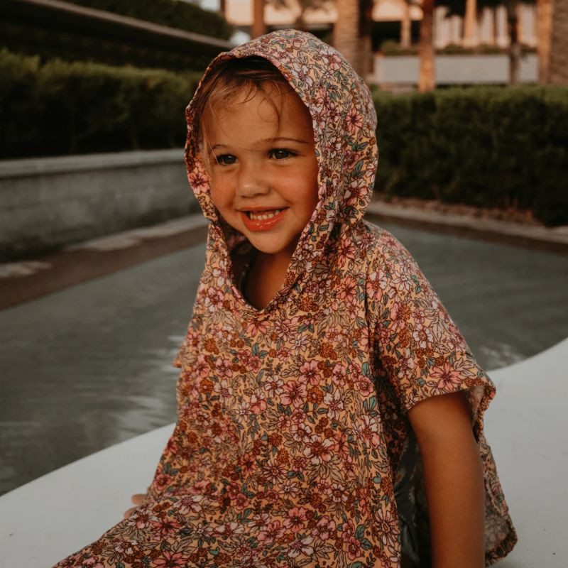 enfant qui porte Serviette enfant - Poncho de bain en mousseline -  Swim Essentials -  Blossom