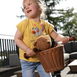 enfnat qui tient la Trottinette pour les tous petits : la R1 Classic - Puky - Retro Green