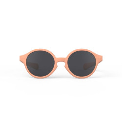 Lunettes de soleil pour les bébés - D Sun Baby d’Izipizi - Abricot de face