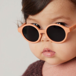 enfant avec Lunettes de soleil pour les bébés - D Sun Baby d’Izipizi - Abricot
