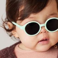 enfant avec Lunettes de soleil pour les bébés - D Sun Baby d’Izipizi - Aqua Green