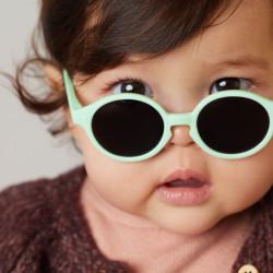 bébé avec Lunettes de soleil pour les bébés - D Sun Baby d’Izipizi - Aqua Green