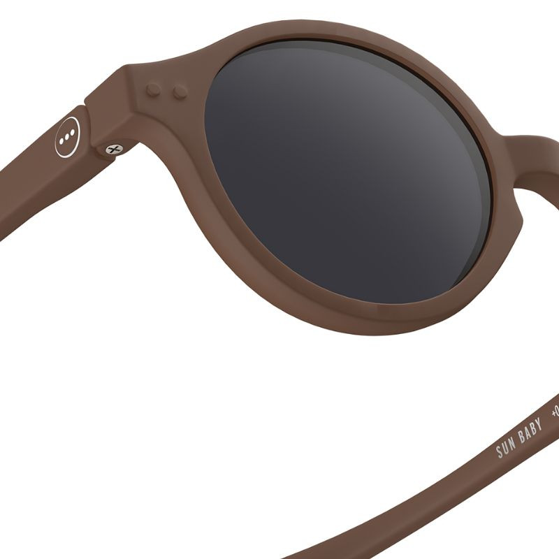 gros plan de Lunettes de soleil pour les bébés - D Sun Baby d’Izipizi - Chocolate
