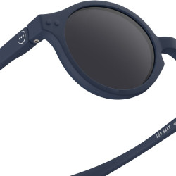 gros plan de Lunettes de soleil pour les bébés - D Sun Baby d’Izipizi - Denim Blue
