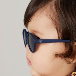 bébé de profil avec Lunettes de soleil pour les bébés - D Sun Baby d’Izipizi - Denim Blue