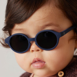 bébé avec Lunettes de soleil pour les bébés - D Sun Baby d’Izipizi - Denim Blue