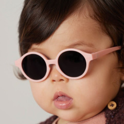 bébé avec Lunettes de soleil pour les bébés - D Sun Baby d’Izipizi - Pastel Pink