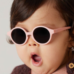 enfant avec Lunettes de soleil pour les bébés - D Sun Baby d’Izipizi - Pastel Pink