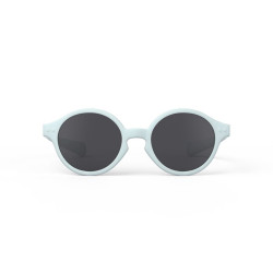 Lunettes de soleil pour les bébés - D Sun Baby d’Izipizi - Sweet Blue de face