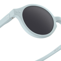 grosplan sur Lunettes de soleil pour les bébés - D Sun Baby d’Izipizi - Sweet Blue