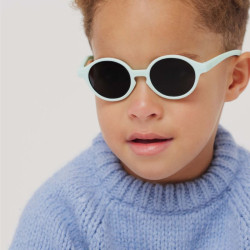 enfant avec Lunettes D Sun Kids d’Izipizi : une super protection solaire