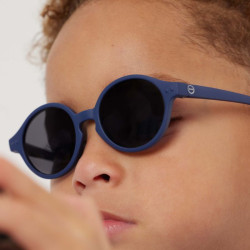 enfant avec Lunettes de soleil pour les enfants - D Sun Kids d’Izipizi - Denim Blue