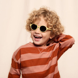 enfant avec Lunettes de soleil pour les enfants - D Sun Kids d’Izipizi - Lemonade