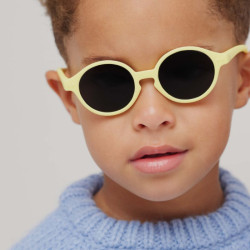 enfant qui porte des Lunettes de soleil pour les enfants - D Sun Kids d’Izipizi - Lemonade
