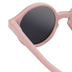 grosplan sur Lunettes de soleil pour les enfants - D Sun Kids d’Izipizi - Pastel Pink