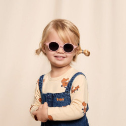 fille avec Lunettes de soleil pour les enfants - D Sun Kids d’Izipizi - Pastel Pink