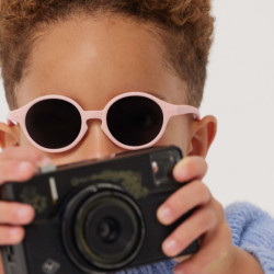enfant avec Lunettes de soleil pour les enfants - D Sun Kids d’Izipizi - Pastel Pink