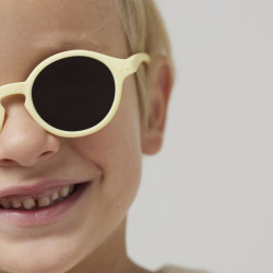 garçon avec Lunettes de soleil pour les 3-5 ans - D Sun Kids + d’Izipizi - Lemonade