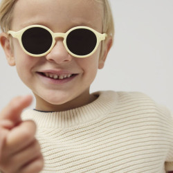 enfant avec Lunettes de soleil pour les 3-5 ans - D Sun Kids + d’Izipizi - Lemonade