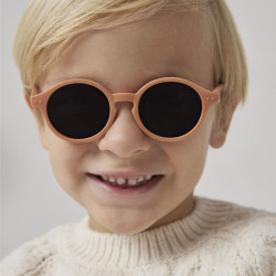 enfant avec Lunettes de soleil pour les 3-5 ans - D Sun Kids + d’Izipizi - Abricot