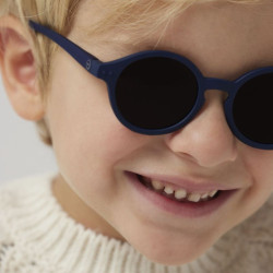 enfant avec Lunettes de soleil pour les 3-5 ans - D Sun Kids + d’Izipizi - Denim Blue
