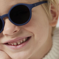 garçon avec Lunettes de soleil pour les 3-5 ans - D Sun Kids + d’Izipizi - Denim Blue