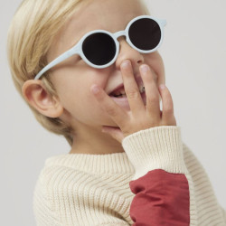 garçon avec Lunettes de soleil pour les 3-5 ans - D Sun Kids + d’Izipizi -  Sweet Blue