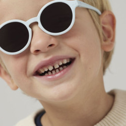 enfant avec Lunettes de soleil pour les 3-5 ans - D Sun Kids + d’Izipizi -  Sweet Blue