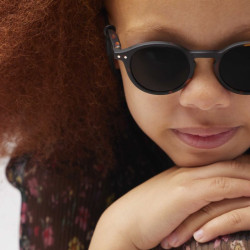 fille avec Lunettes de soleil pour les enfants - D Sun Junior d’Izipizi - Tortoise