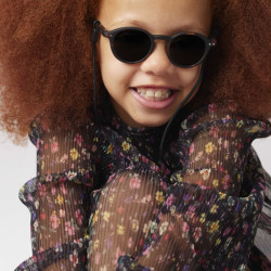 enfant avec Lunettes de soleil pour les enfants - D Sun Junior d’Izipizi - Tortoise