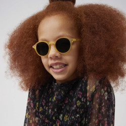 fille avec Lunettes de soleil pour les enfants - D Sun Junior d’Izipizi - Yellow Honey