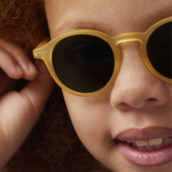 enfant avec Lunettes de soleil pour les enfants - D Sun Junior d’Izipizi - Yellow Honey