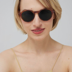 femme avec Lunettes de soleil adultes - D Sun d’Izipizi - Havane