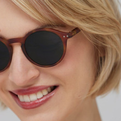 jeune femme avec Lunettes de soleil adultes - D Sun d’Izipizi - Havane