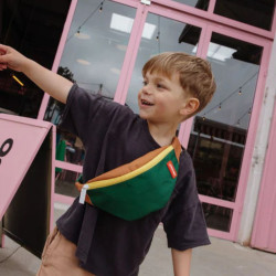 enfant qui porte Petit sac Banane - Hello Hossy - Mini sapin