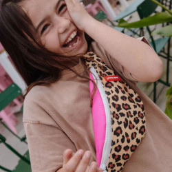 fille qui rit avec Petit sac Banane - Hello Hossy - Léopard
