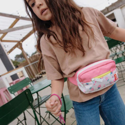 fillette avec Petit sac Banane rectangulaire - Hello Hossy - Bery Bloom
