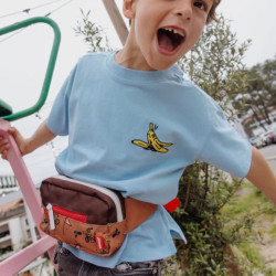 garçon qui porte Petit sac Banane rectangulaire - Hello Hossy - Mascots Ride