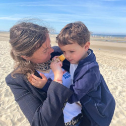 maman qui met Crème solaire - Mon stick 1, 2, 3 Soleil - Ouate à son enfant