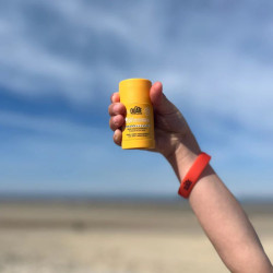 main qui tient Crème solaire - Mon stick 1, 2, 3 Soleil - Ouate