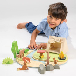 garçon qui joue avec Kit de jeu en bois - Set de camping - Tender Leaf