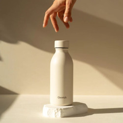main qui va vers Gourde inox isotherme - Icon Matt 500 ml - Qwetch - Sable