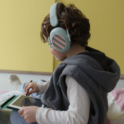 enfant qui joue avec Casque antibruit Kidynoise - Kidywolf - Bleu