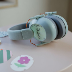 Casque antibruit Kidynoise - Kidywolf - Vert sur une table