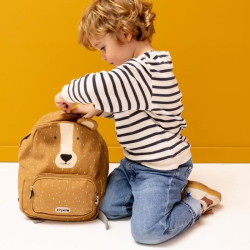 garçon qui fouille dans Petit sac à dos enfant - Trixie - Ours