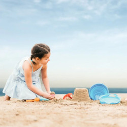 fille avec Set de 7 jeux de plage bioplastic - Compactoys