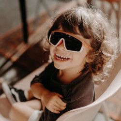 enfant avec Lunette de soleil Plany - Hello Hossy -Betty